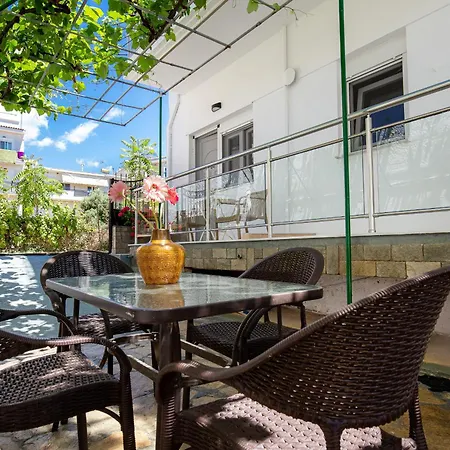 Istos Living يميناريا